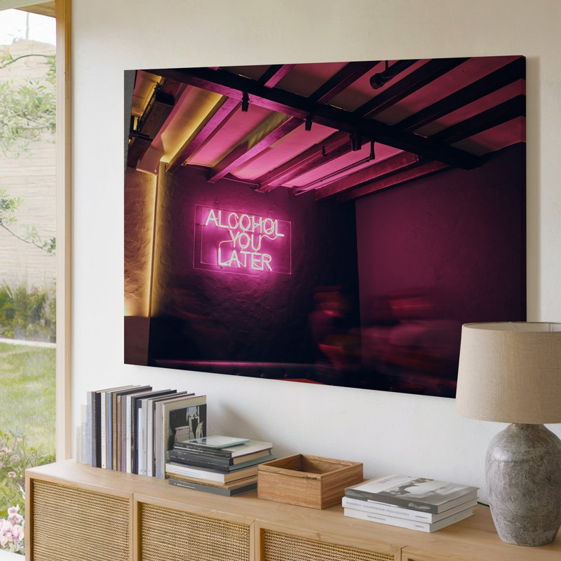 Toile dans un salon à éclairage tamisé, une enseigne au néon rayonnante, H 9 po x l 12 po