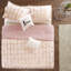 Édredon en rosé avec coussins décoratifs à médaillon métallique-126359251-126359253