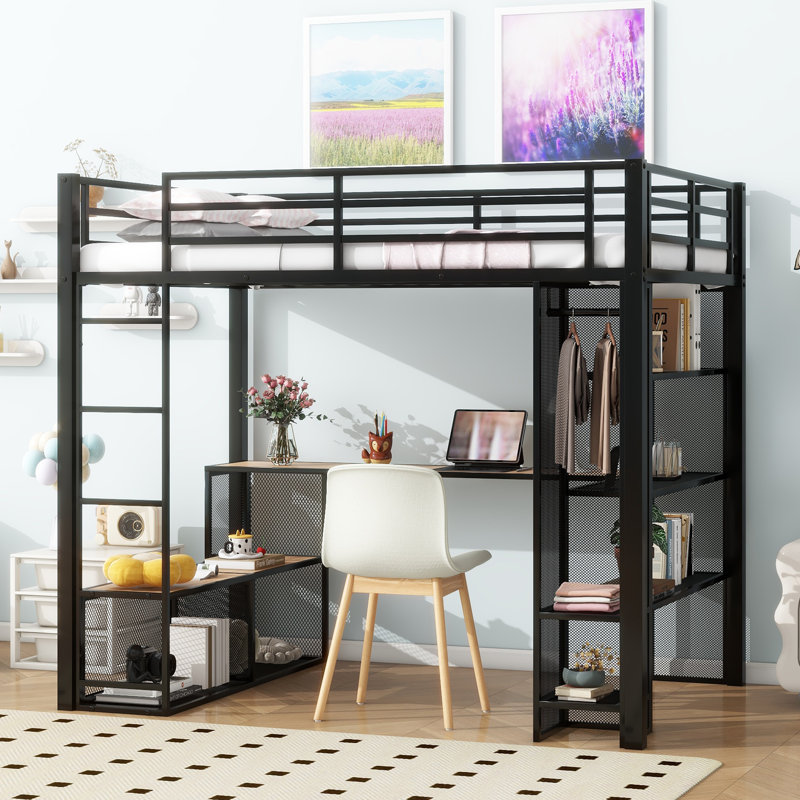 Lit mezzanine en métal avec rangement en fer et tablettes en MDF et garde-robe ouverte
