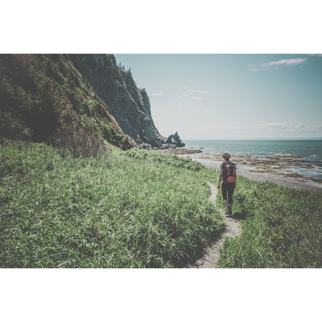 Wanderin auf einem Wanderweg von Onfokus - Drucken