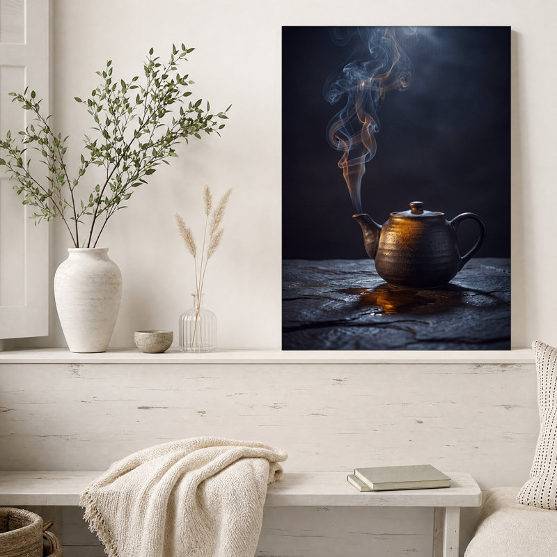 Théière en céramique sur toile ardoise foncée, 18"H x 12"W