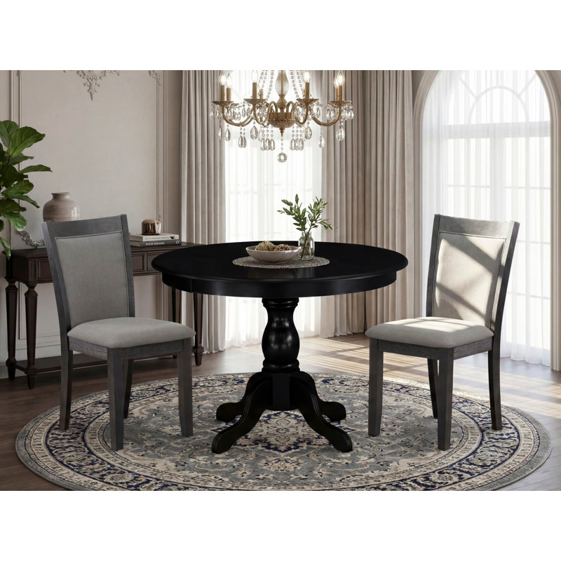 Le petit ensemble de salle à manger 3 pièces comprend une table de salle à manger ronde avec piédestal et 2 chaises rembourrées en tissu gris foncé Gotham, 42 x 42 po, noir brossé