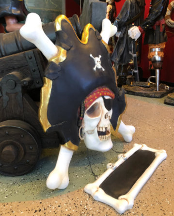 Jahayra Pirate Skull Cross Bone Sign Statue