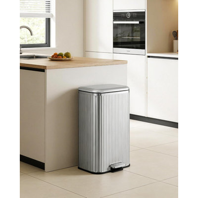 Grande poubelle de cuisine cannelée - Acier inoxydable 30 L, pédale, couvercle à fermeture douce, seau intérieur amovible, bac de recyclage rectangulaire pour la maison, le bureau - 35 x 29 x 61,5 cm, couleur acier inoxydable