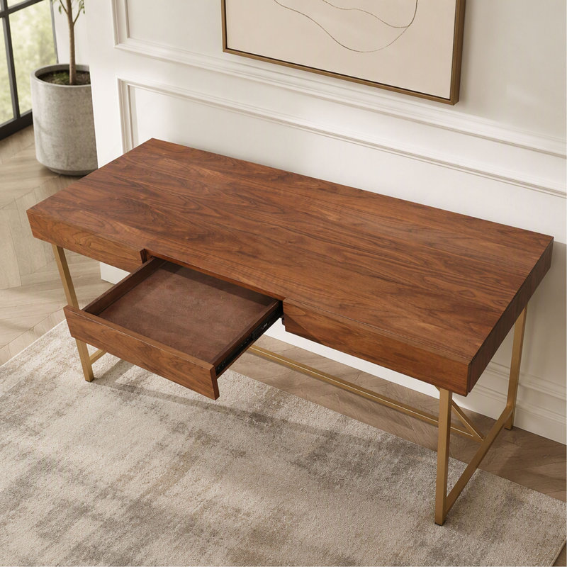 Bureau en bois de style moderne avec des pieds en métal uniques, et