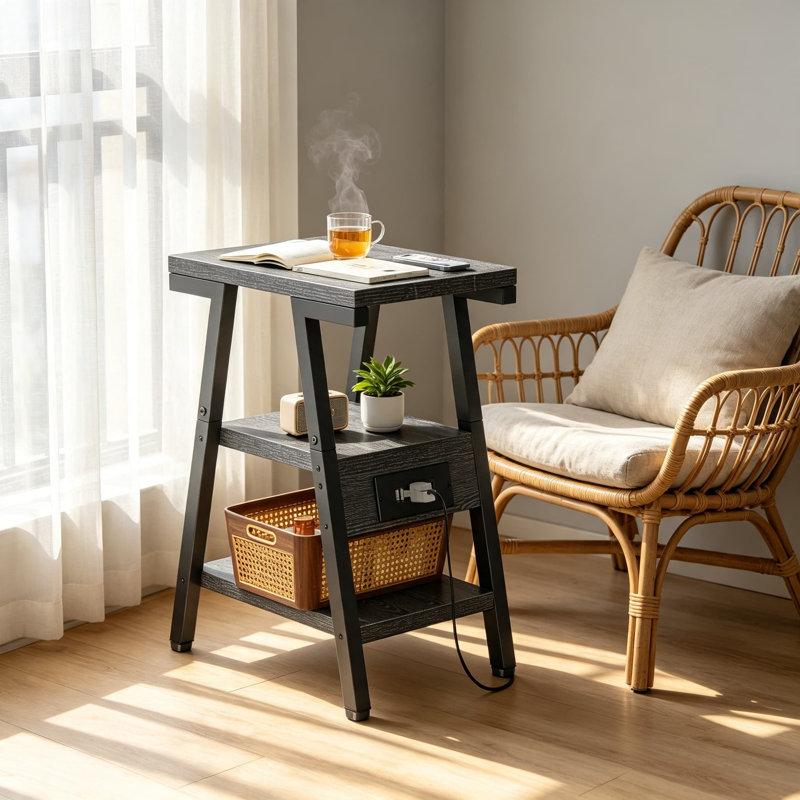 Table d'appoint avec station de charge, table de bout à 3 niveaux, structure en métal Lucky 7, 2 prises de courant et 2 ports USB, pieds réglables, table de chevet pour chambre à coucher, salon, canapé, espaces étroits, gris