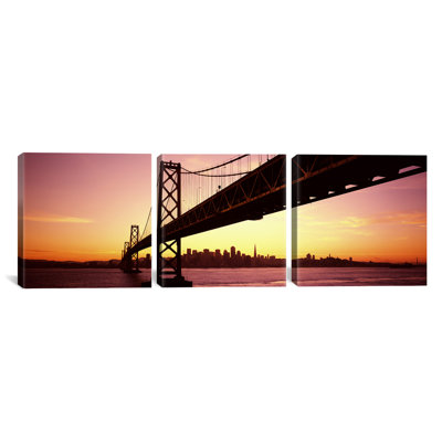 Pont traversant une baie avec la ligne d’horizon en toile de fond bay bridge, san francisco bay, san francisco, californie, états-unis-impression sur toile tendue
