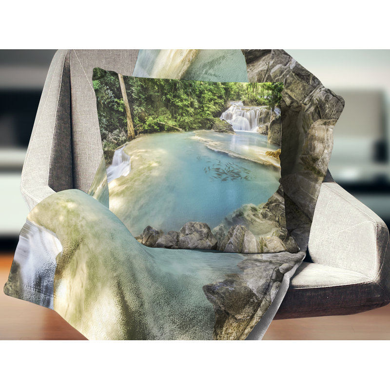 Vue de dessus de la cascade Erawan - coussin à imprimé paysage, 16 po x 1 po, Coussin décoratif