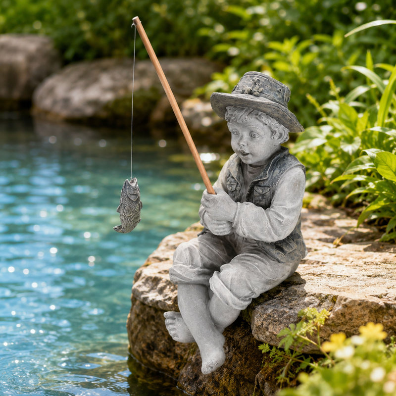 Statue de jardin 15 po Little Fisherman en polyrésine, finition pierre deux tons