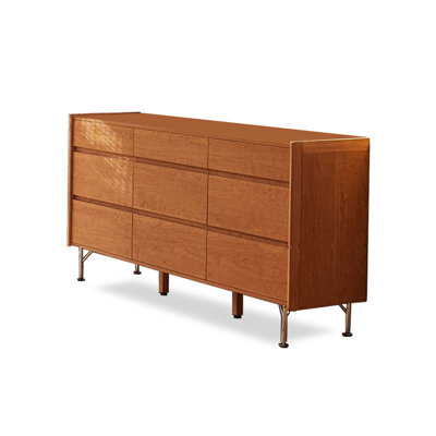 Commode de salon vintage avec tiroirs contre le mur