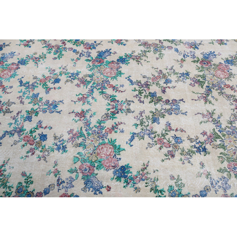 Superbe tapis turc rétro en laine avec des motifs floraux traditionnels dans des tons de terre riches