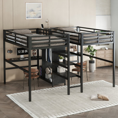 Lit mezzanine simple au-dessus d'un lit simple en métal avec garde-robe, tablettes avec prise électrique et bureau double