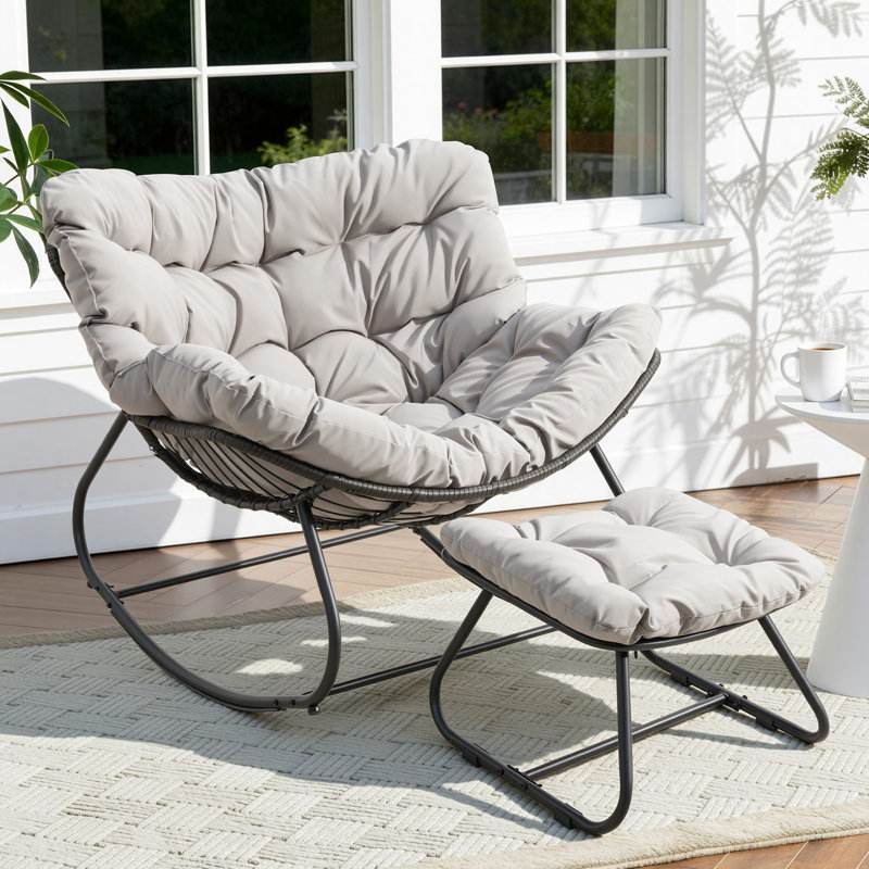 Chaise berçante de patio avec repose-pieds, Gris clair