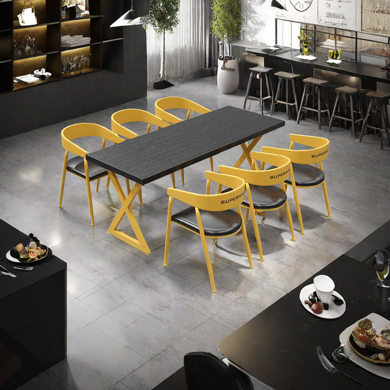 Table et chaises de style industriel