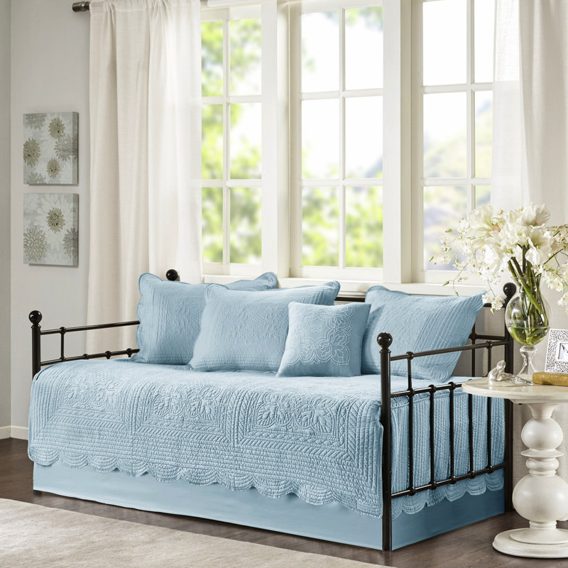 Housse de 6 lits de jour en bleu - bord festonné, 90% coton, 10% autres fibres, housse de matelas simple, chute de 17 pouces 15 pouces, 3 taies décoratives, 1 coussin décoratif, style maison de campagne / rustique, nettoyer les taches