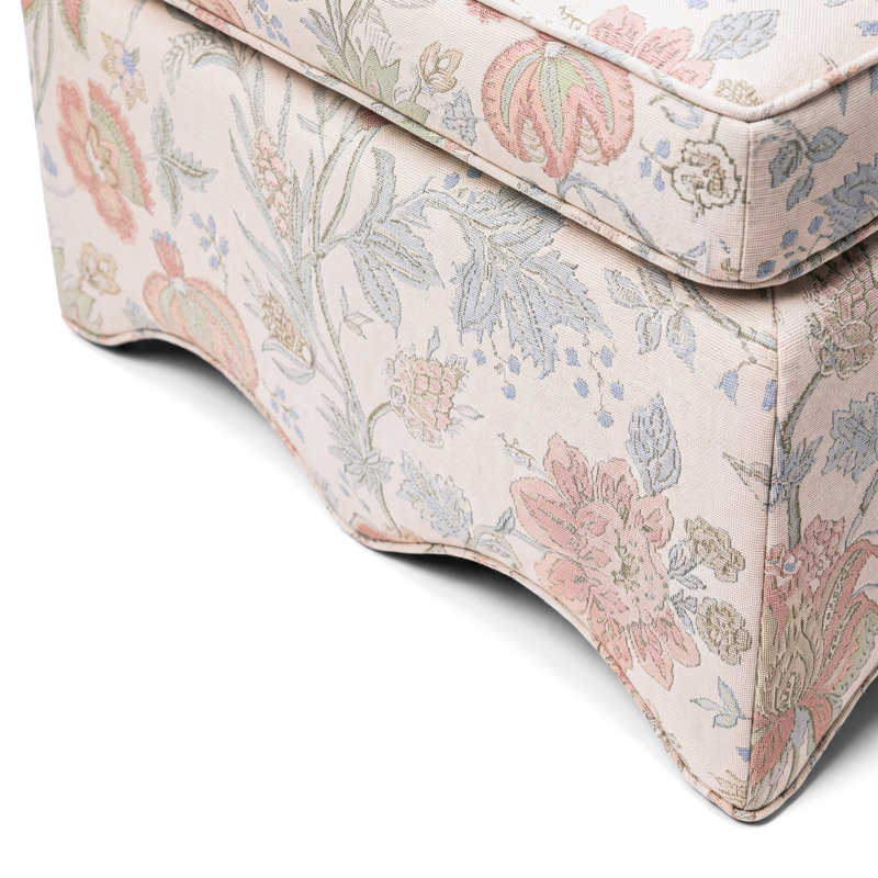 Fauteuil d'appoint rembourré Colette à dossier festonné, Motif floral jacobin rose et bleu