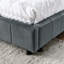 Structure de lit double en velours gris avec accoudoirs décoratifs confortables pour la chambre à coucher