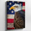 Reproduction d'art sur toile, "Aigle chauve majestueux" perché en évidence contre une toile de fond vieillie avec le drapeau américain-221215168