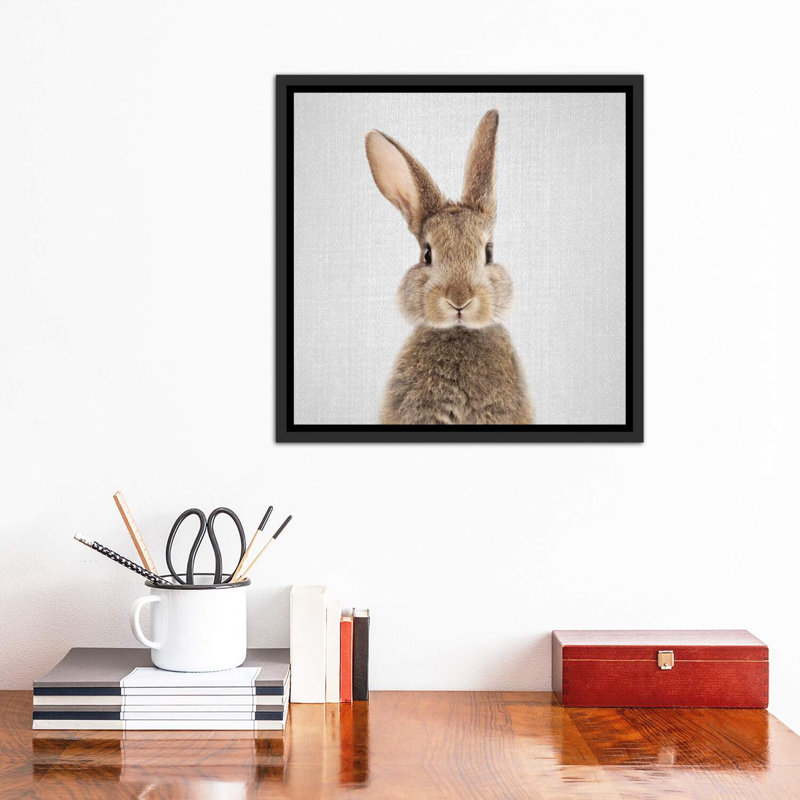 «Rabbit» - reproduction de photo, Cadre noir vieilli, H 37 po x l 37 po x P 1,5 po