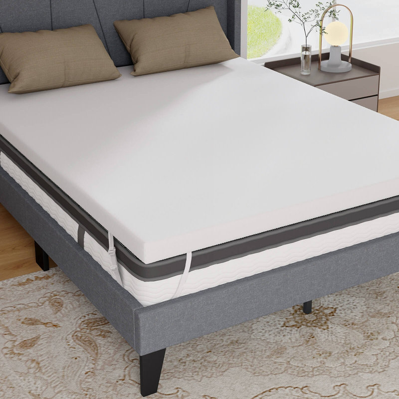 Surmatelas en mousse viscoélastique imprégnée de gel de 3 po avec housse amovible et lavable Alwyn Home, Très grand