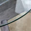 Table basse ronde en verre, table basse unique au design moderne 33,4 po. Plateau en verre trempé avec pieds en panneau de fibres à densité moyenne gris. Convient pour les salons et les salles à manger