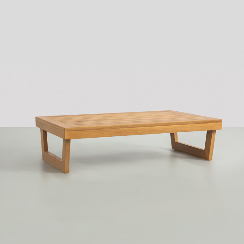 Table basse de patio en eucalyptus massif avec piètement triangulaire