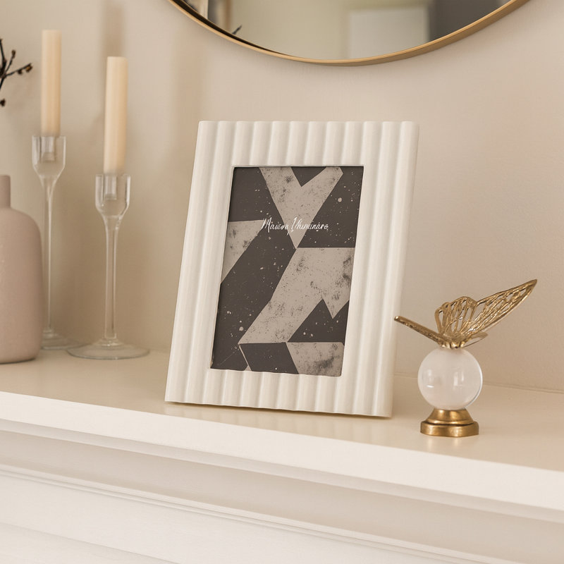 Cadre photo en résine avec motif strié - Cadre photo décoratif pour décoration murale de hall d'entrée ou décoration de bureau - Blanc
