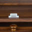 Bibliothèque contemporaine avec portes fermées en verre et armoire de rangement de bureau