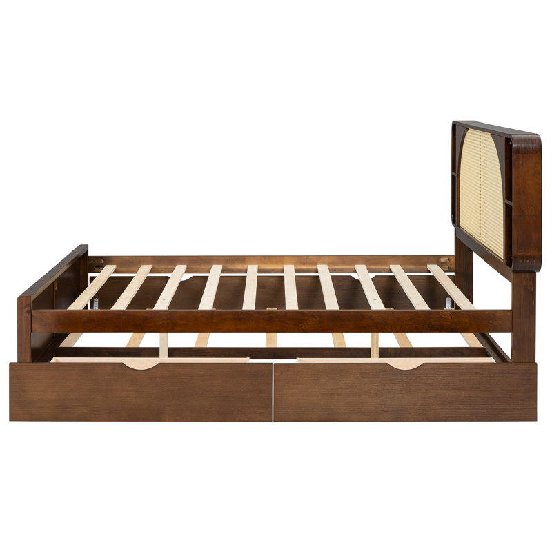 Grand lit en noyer avec deux tiroirs pratiques et une charmante tête de lit gigogne