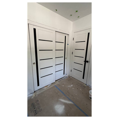 Portes coulissantes de placard Quadro 4588 Blanc Soie avec rails robustes en verre noir, moulures, garnitures et quincaillerie incluses, en bois massif, pour portes de placard de chambre à coucher - 213 cm x 203 cm (2 x 107 cm x 203 cm) - Verre noir