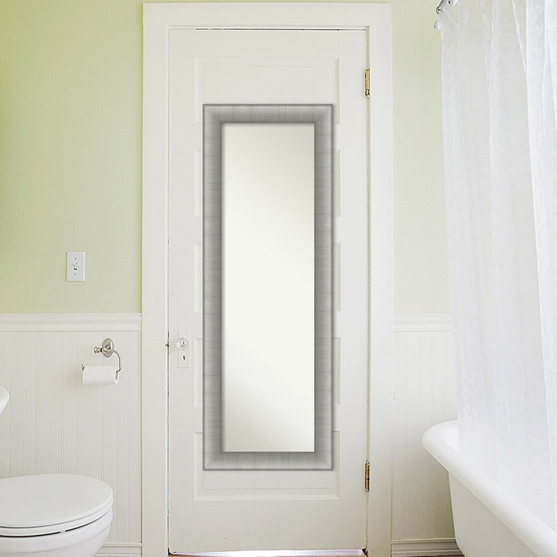 Miroir pleine longueur sur la porte Yarnell, 52,75 po x 18,75 po