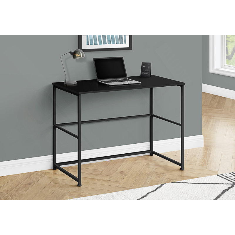 Bureau d'ordinateur moderne avec surface de travail spacieuse et structure en métal robuste pour l'efficacité du bureau à domicile.