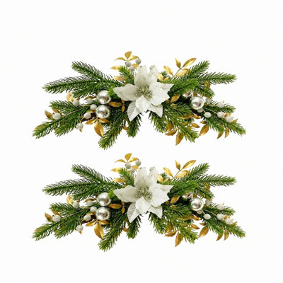 Ensemble de 2 pièces de sapin de Noël artificiel pin vert avec poinsettia blanc, boules d'ornement argentées, baies scintillantes et feuilles d'or, manteau de table d'hiver