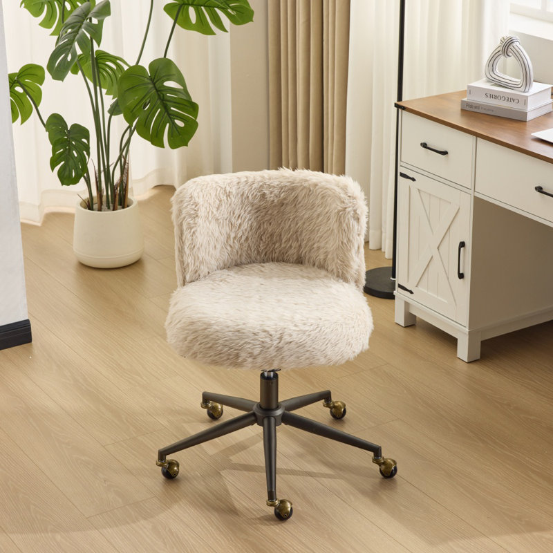 Chaise pivotante en velours moelleux avec base bronze antique et roulettes, Beige