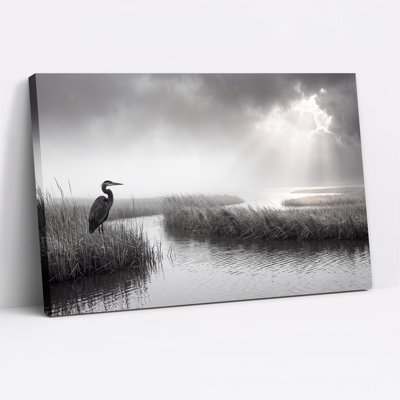 «Heron debout dans l'herbe marécageuse», art mural sur toile de ciel brumeux noir et blanc