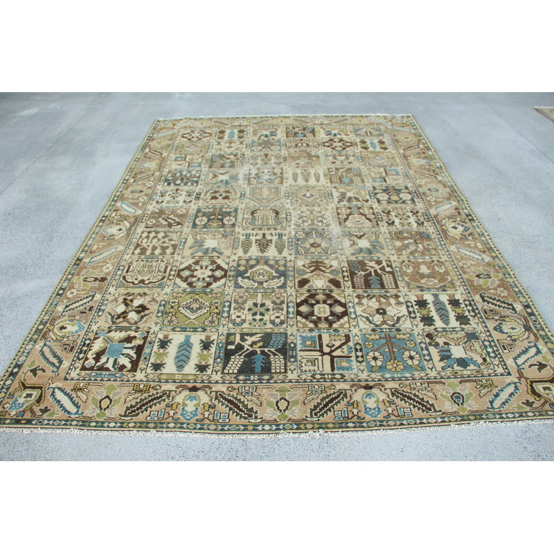 Élégant tapis turc de style rétro avec des motifs géométriques complexes dans des tons terreux pour une décoration intérieure élégante