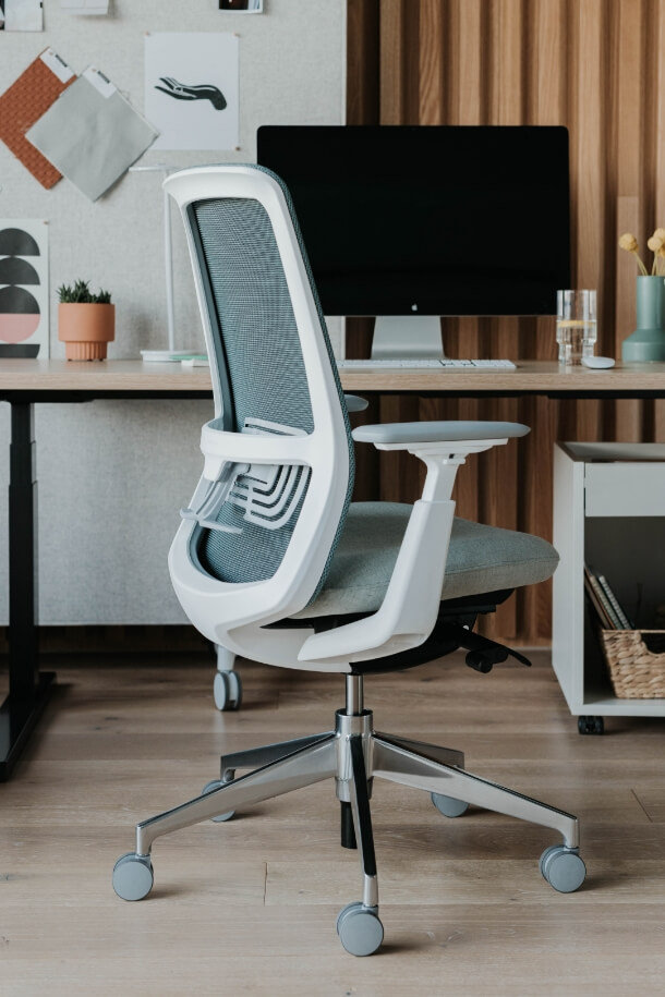 Soji office chair with 4d deals arms