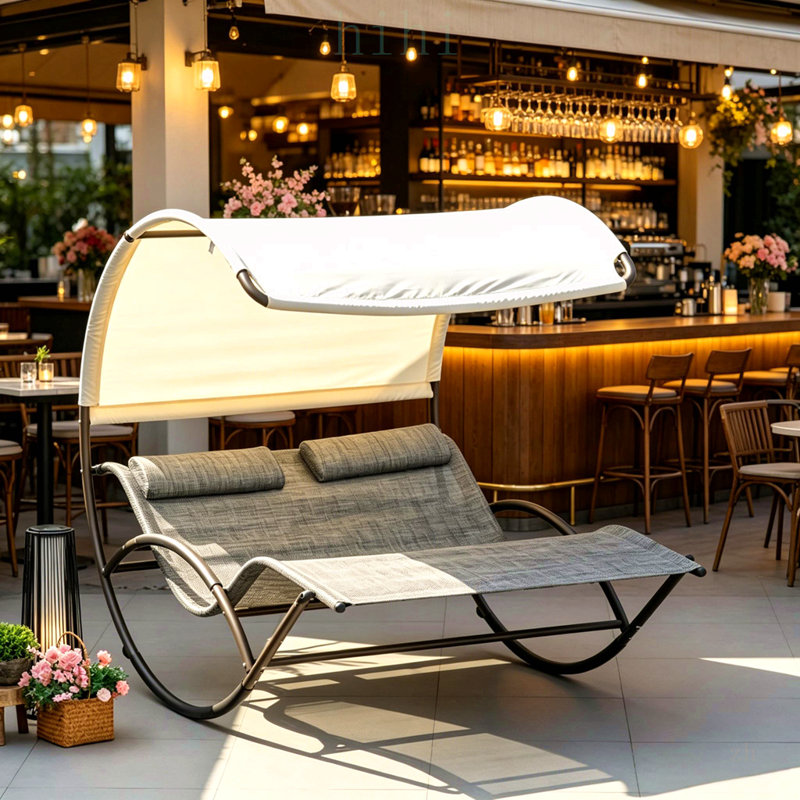 Lit de jour à bascule d'extérieur avec auvent, chaise longue confortable pour se détendre sur la terrasse et dans le jardin