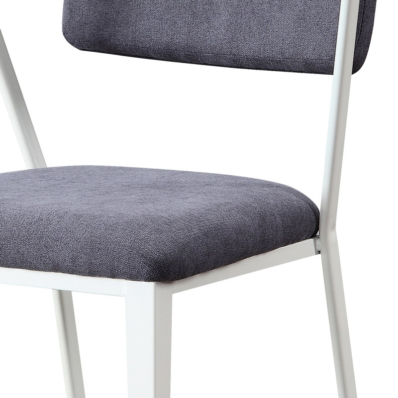 Chaise de bureau grise et blanche à dossier ouvert pour une meilleure respirabilité