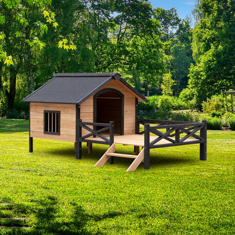 Grand chenil extérieur en bois de style chalet avec porche