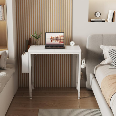 Petit bureau blanc pour petits espaces, mini-bureau d'écriture pour enfants de 24 pouces pour la chambre à coucher, petite table d'appoint pour ordinateur portable moderne avec crochet pour casque de rangement, blanc