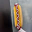 Petite statue de hot-dog suspendu