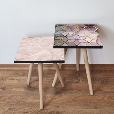 Ensemble de 2 tables gigognes modernes, crème et or, rose et blanc | 100% panneau de fibres à densité moyenne avec pieds en bois de hêtre | Plus grande table: 13,8 po x 18,5 po x 13,8 po, plus petite table: 13,8 po x 16,5 po x 13,8 po | Conception géométrique élégante pour la maison et le bureau