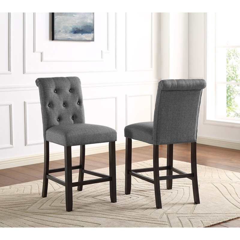 2 tabourets de comptoir gris. Bois massif avec sièges et dossiers confortables. Pieds en bois. Chaises à haut dossier légèrement incurvées. L 23 po x P 19 po x H 41,37 po. Largeur du siège 19 po, 25 po, profondeur 16,5 po. Assemblage requis. Tous
