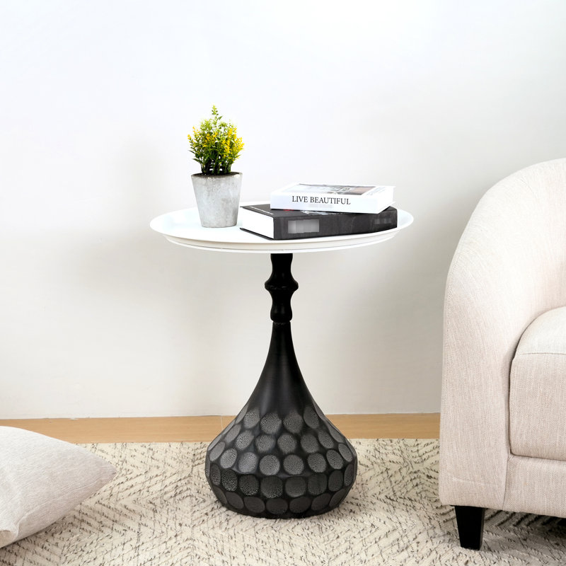 Table d'appoint piédestal blanche et noire martelée à la main, idéale pour le salon. Structure en métal, profondeur 52 cm, hauteur 58 cm, poids 3,2 kg. Montage facile et rapide.