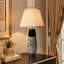 Lampe de table moderne en céramique rayée 26,38 po, lampe de chevet de ferme avec abat-jour en lin, lampe de base E26 pour la décoration intérieure