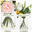 Fleurs artificielles dans un vase, mélange de pivoines roses et blanches
