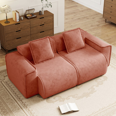 2 canapés rouges en velours, soutenus par une mousse haute, et dotés d'un bord français modulaire pour un canapé Heavenly Home Comfort avec passepoil, aucune expérience d'assise luxueuse