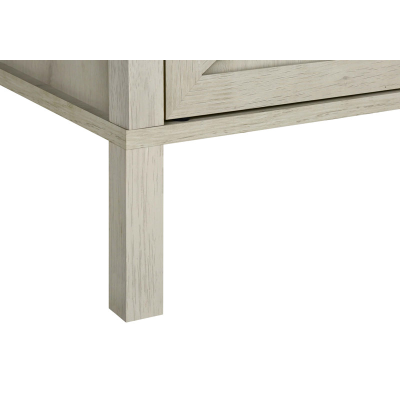 Table d'appoint compacte avec finition stratifiée en chêne lavé, tablette ouverte et rangement fermé pour les salons transitionnels.