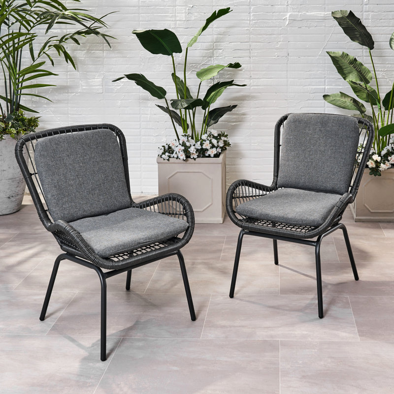 Fauteuil gris avec support en fer robuste et rembourrage de siège imperméable